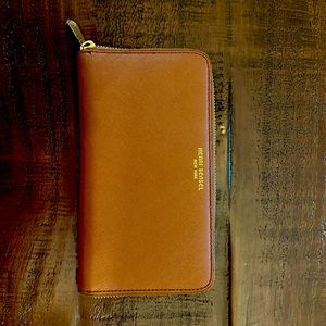 Henri Bendel Wallet, like new condition. Great quality